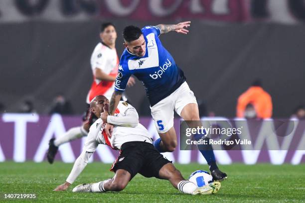 Francisco Ortega of Velez Sarsfield fights for the ball with Nicolás De La Cruz of River Plate during a Copa Libertadores round of sixteen second leg...