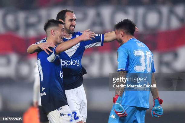 Diego Godín of Velez celebrates with teammates qualifying to the next round during a Copa Libertadores round of sixteen second leg match between...