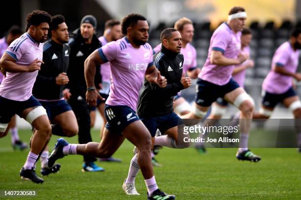 Aaron Smith warms up during a New Zealand All Blacks training session at Forsyth Barr Stadium on July 07, 2022 in Dunedin, New Zealand.