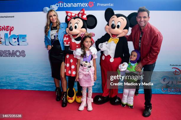 Minnie Mouse, Odalys Ramirez, Pato Borghetti, Mickey Mouse and family pose for a photo during the red carpet for the premiere of "Disney On Ice" at...