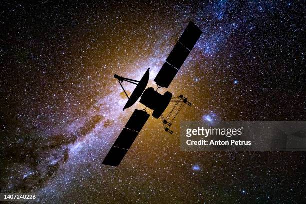 radio telescopes and a satellite on the background of the starry sky. space exploration - satellite stock pictures, royalty-free photos & images
