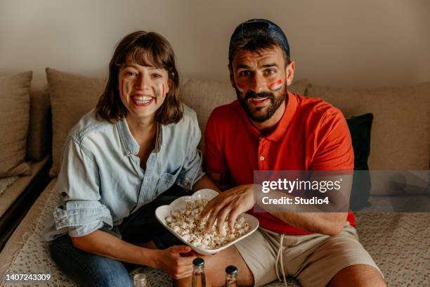 guardare la tv con la mia coppia e il mio migliore amico - finalmatch foto e immagini stock