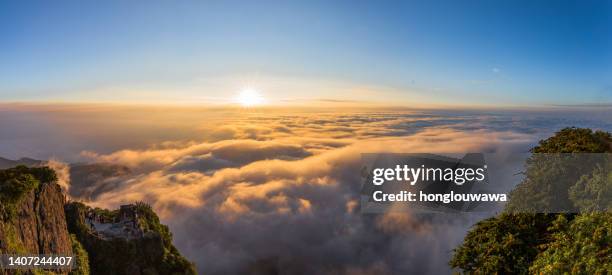 sea of clouds and sunrise - emei shan stockfoto's en -beelden