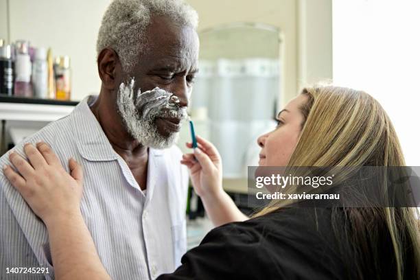 lateinamerikanische pflegekraft rasiert senior schwarzer kunde - residential care stock-fotos und bilder