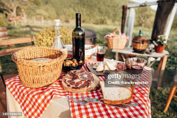 italienisches picknick im süden italiens - table aperitif stock-fotos und bilder