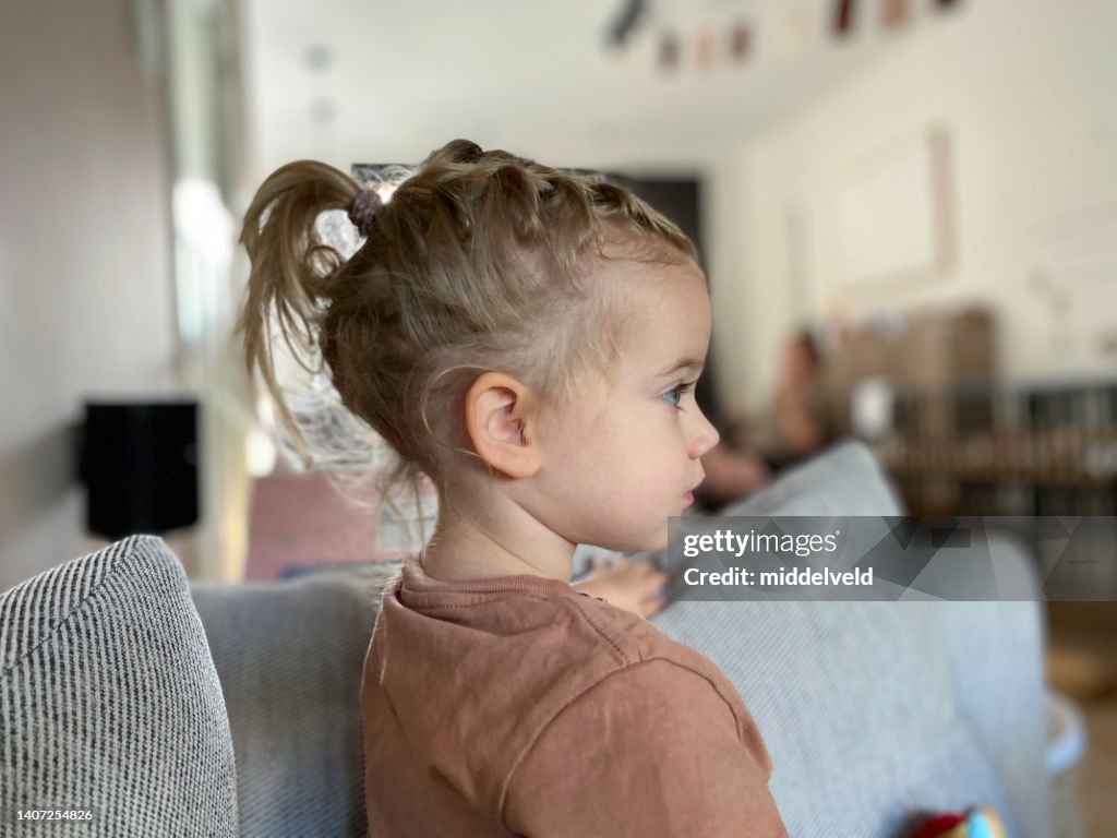 Bambina con i capelli intrecciati della madre