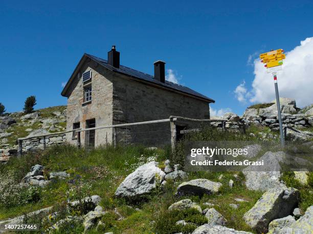 seehütte chalet at ober surettasee, graubünden, viamala region, switzerland - wegweiser schweiz stock-fotos und bilder