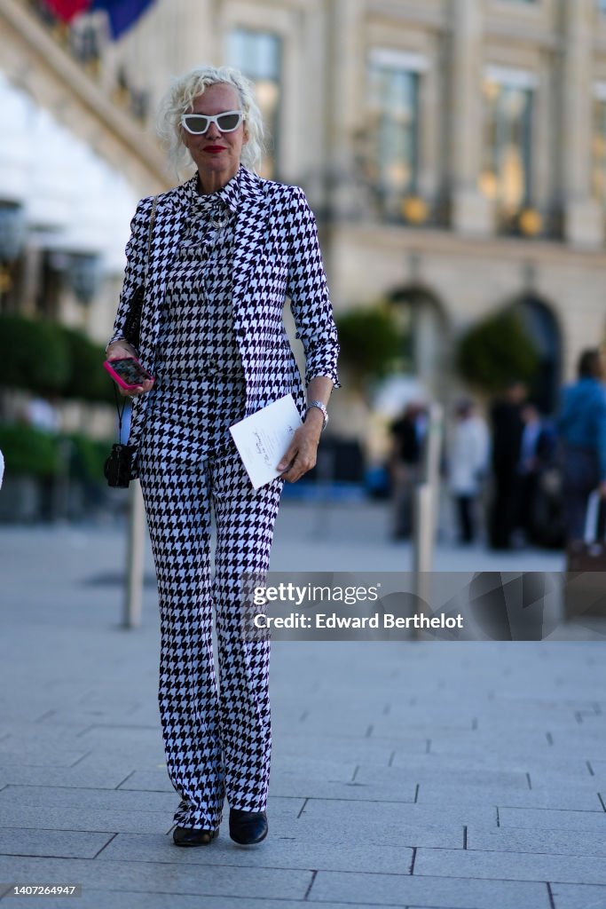 Street Style - Paris Fashion Week - Haute Couture Fall Winter 2022 2023 : Day One