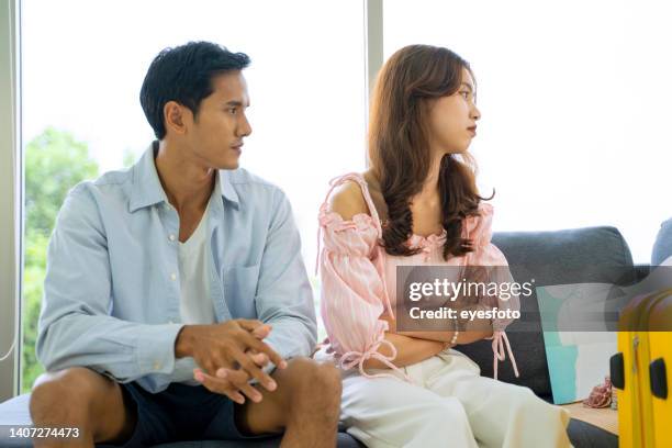 young couple is preparing for travel. - asian couple arguing stockfoto's en -beelden