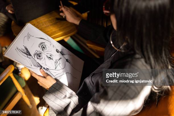 unkenntliche kaukasische künstlerin, zeichnung im café - hipster coffee shop candid stock-fotos und bilder