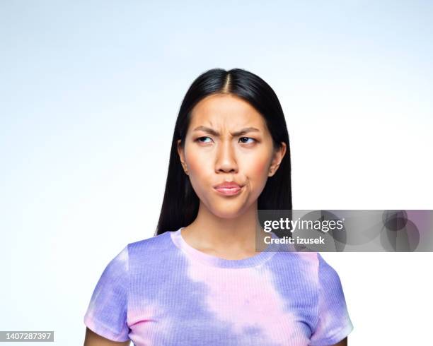 verwirrt jungen frau - ungläubigkeit stock-fotos und bilder