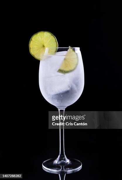 tonic drink - gin stock-fotos und bilder