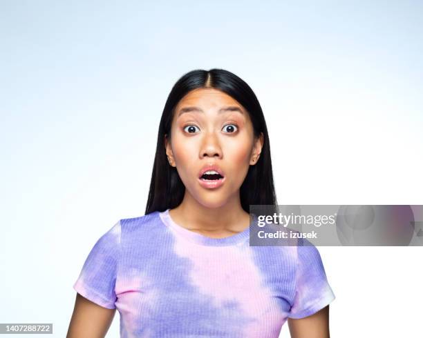 shocked young woman - surprised face stockfoto's en -beelden