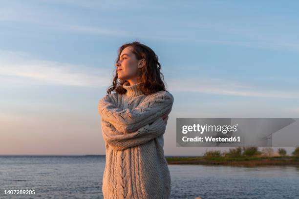 happy woman hugging self at sunset - krama sig själv bildbanksfoton och bilder