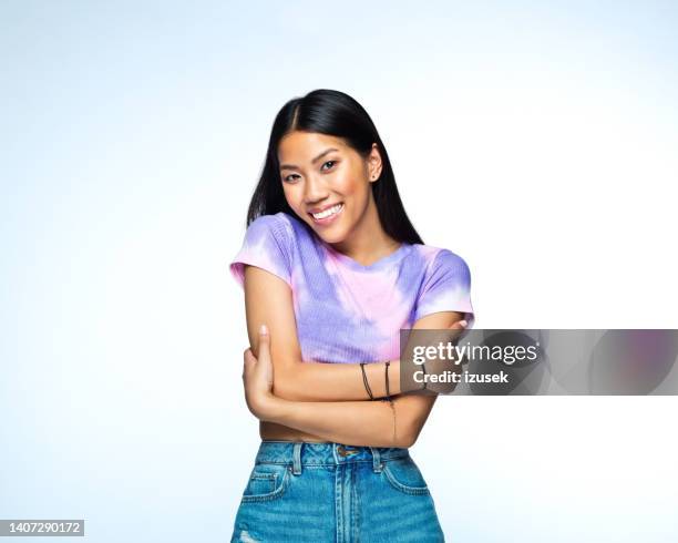 young woman in lilac tie dye top - krama sig själv bildbanksfoton och bilder