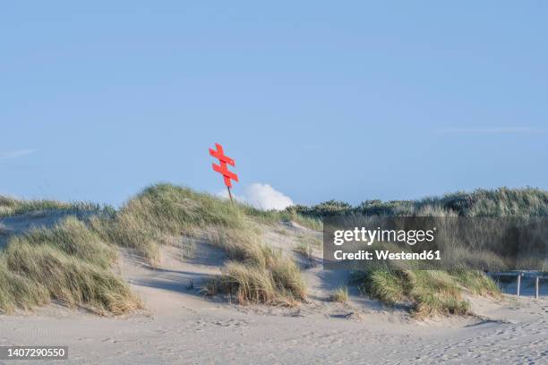 germany, lower saxony, juist, trail post on top of grassy dune - east frisian islands stock pictures, royalty-free photos & images