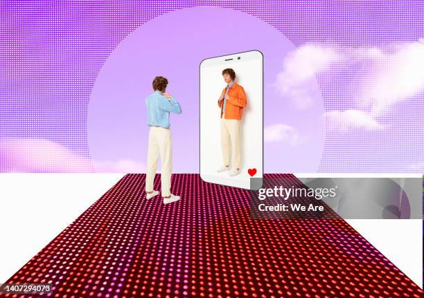 man and his avatar trying on clothing in the meta verse - paid palabra en inglés fotografías e imágenes de stock