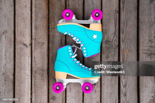 multi colored roller skates on floorboard - inline skate 個照片及圖片檔