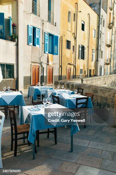 set table and chairs along street - sicily stockfoto's en -beelden