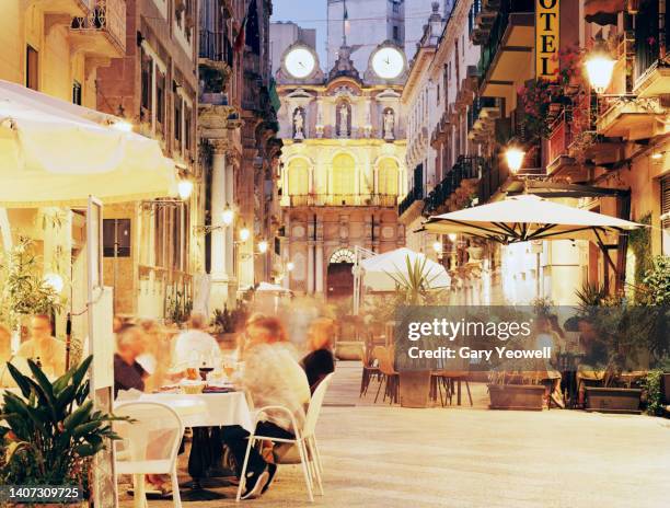 busy street at night in trapani - busy cafe stock-fotos und bilder