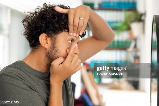 applicazione lenti a contatto - lenti a contatto foto e immagini stock