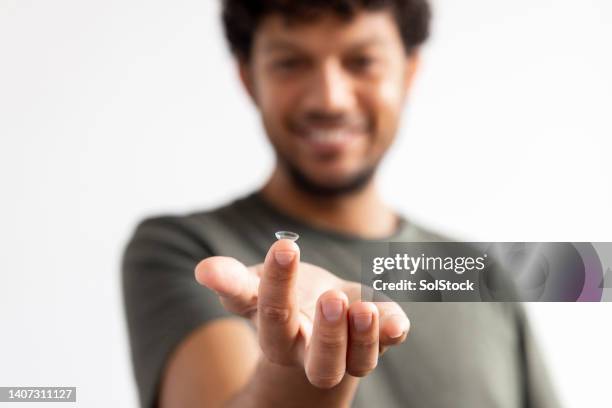 tendre la lentille de contact - lentilles photos et images de collection