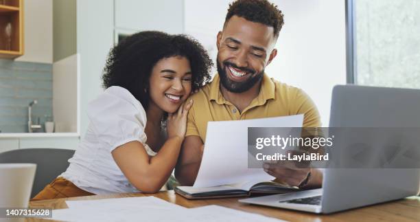 couple célébrant la liberté financière, utilisant un ordinateur portable, des rapports bancaires ou des relevés pour calculer le budget, l’épargne et les finances. petite amie et petit ami heureux sans dette avec approbation de prêt immobilier hyp - relevé bancaire photos et images de collection