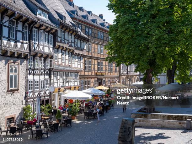 half-timbered houses, butterhanne restaurant, beer fountain at the market, goslar, harz, lower saxony, germany - centre de traitement de données stock illustrations