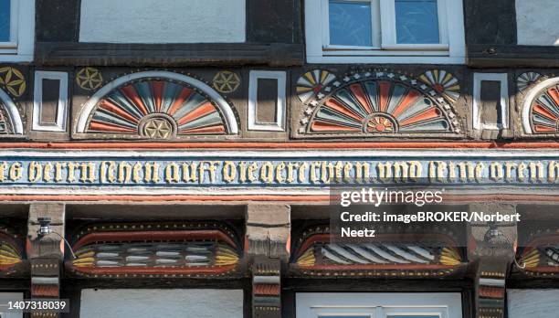 ilustraciones, imágenes clip art, dibujos animados e iconos de stock de coloured carving on half-timbered house, butterhanne restaurant, old town, goslar, harz mountains, lower saxony, germany - alemania del este