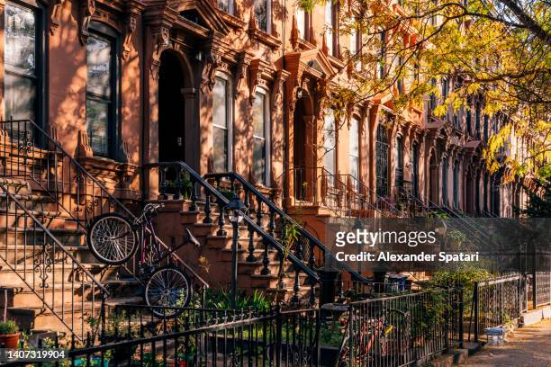 residential brownstone houses in brooklyn, new york city, usa - brooklyn brownstone foto e immagini stock