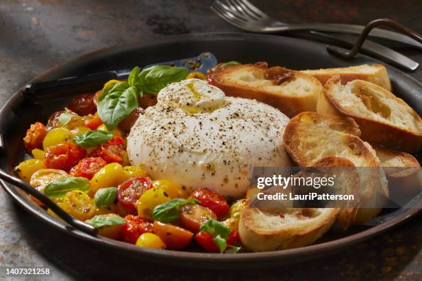 piatto di antipasti di burrata con pomodori d'uva arrostiti - filling foto e immagini stock