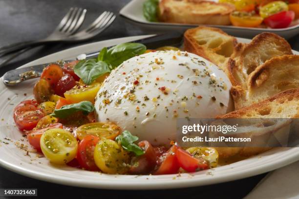 burrata antipasto platte - büffelmozzarella stock-fotos und bilder