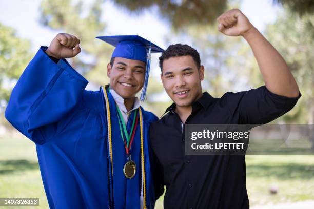 abschlussfeier - bruder stock-fotos und bilder