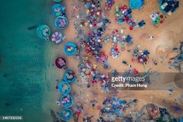 xuan hai fish market from above - vietnam beach stockfoto's en -beelden