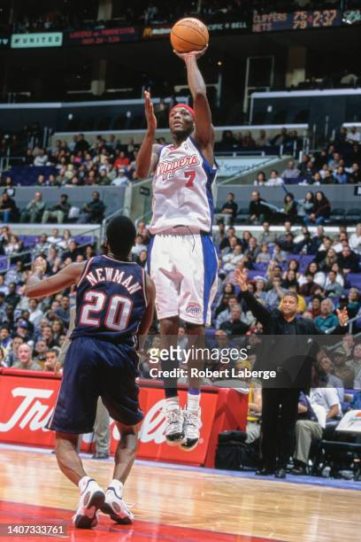 Lamar Odom, Power Forward for the Los Angeles Clippers attempts a one handed jump shot to the hoop over Johnny Newman, Shooting Guard for the New...