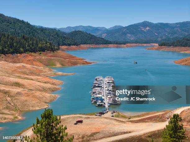 lake shasta - low water levels - redding califórnia imagens e fotografias de stock