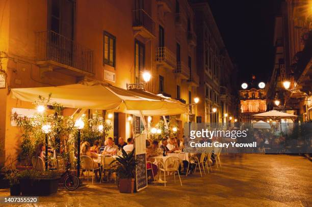 busy street at night in trapani - stad centrum italie stockfoto's en -beelden