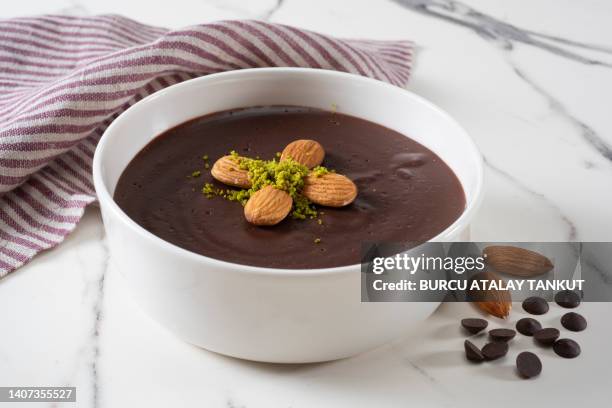 chocolate pudding with almonds - chocolade mousse stockfoto's en -beelden