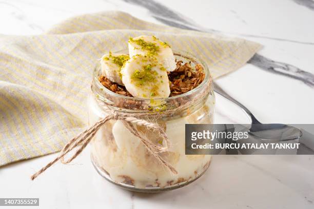 banana pudding with oats - mousse stock-fotos und bilder