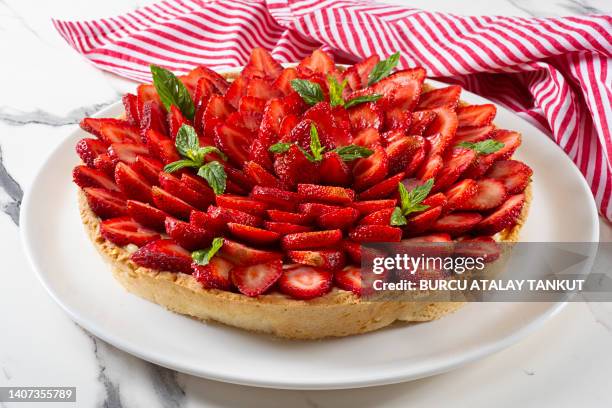 strawberry tart - erdbeerkuchen stock-fotos und bilder