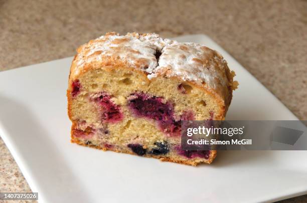 slice of mixed berry loaf pound cake - cakes stockfoto's en -beelden