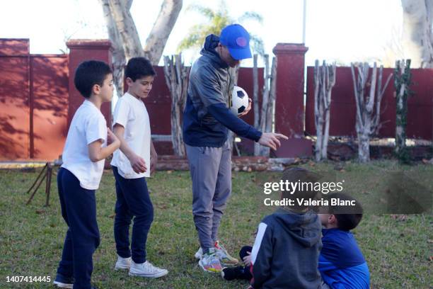 niños haciendo actividad fisica en el patio - actividad fisica stock pictures, royalty-free photos & images