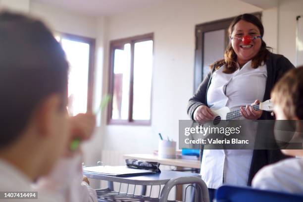 maestra cantando con alumnos - argentina fotografías e imágenes de stock