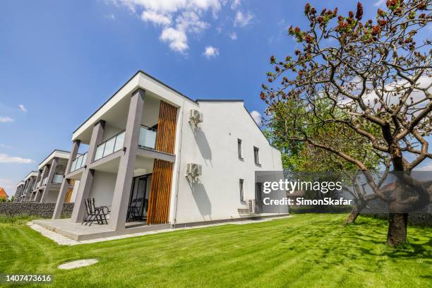 residential area, modern apartment buildings over cloudscape - duplex stockfoto's en -beelden