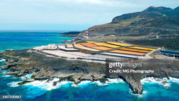 luftaufnahme von "salinas de fuencaliente" salinen in la palma, kanarische inseln - salt flats stock-fotos und bilder