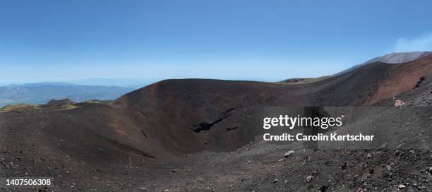 group of people walking on an extinct etna crater on a sunny day | sicily, italy - volcanic landscape stockfoto's en -beelden