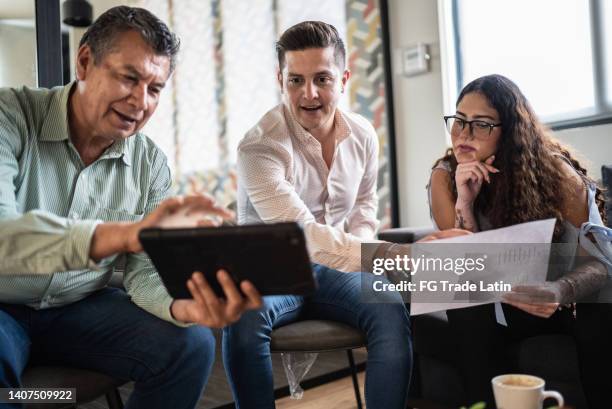colegas de trabalho em uma reunião de negócios - diferença entre gerações - fotografias e filmes do acervo