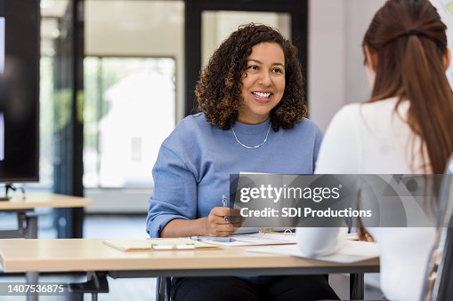 Gerente de escritório conversa com o novo estagiário Gerente de escritório conversa com o novo estagiário
