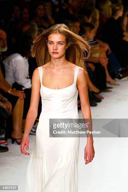 220 Calvin Klein 2003 Collection Photos and Premium High Res Pictures -  Getty Images