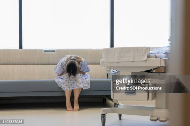 giovane donna piange in travaglio e parto - lettino ospedale foto e immagini stock